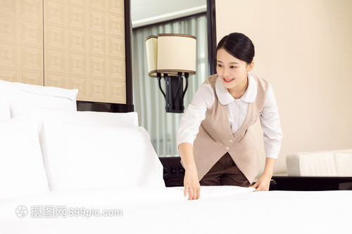 酒店管理中保洁员床铺整理的重要性和标准化流程